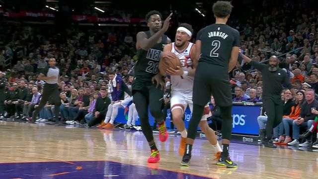 冲击篮下势如猛虎 布克飞身穿越两人拦截打成2+1