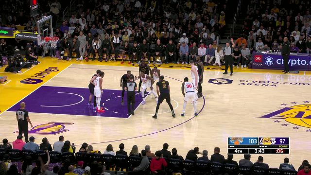 让我看看发生了什么 浓眉送出超远长传 詹姆斯一马当先单臂劈扣