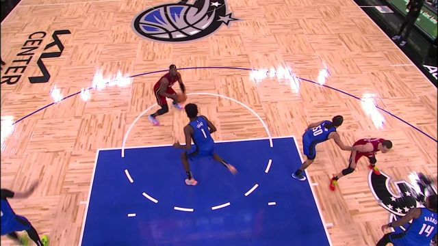 誓要拿下这场比赛！ 阿德巴约内线冲筐连得四分