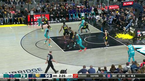 《NBA全场集锦》稳定打穿步行者内线 迈尔斯-布里奇斯在篮下予取予求
