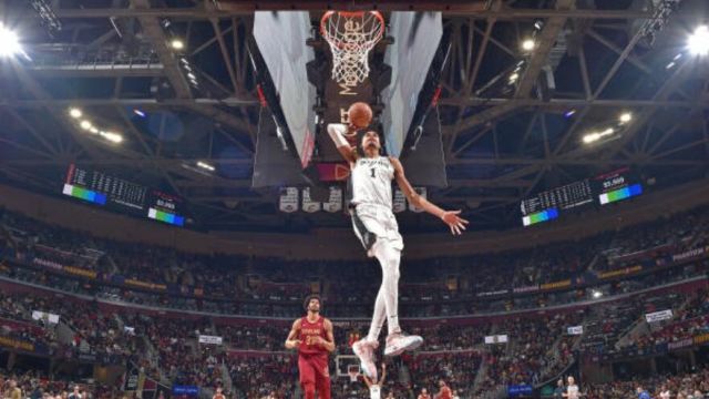 文班亚马vs骑士集锦 不到25分钟拿下24分10篮板5封盖