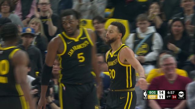 当家球星之间的对决 库里顶着布朗强势上篮打成2+1