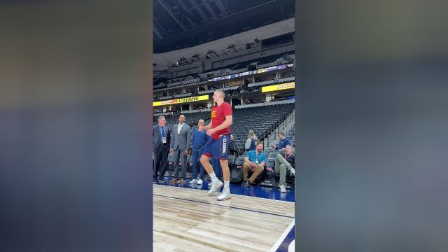 双“奇”再次迎来交锋 约基奇东契奇赛前热身训练手感火热