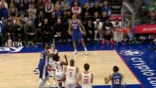 激动得跳起来 恩比德强顶防守依旧完成2+1兴奋不已