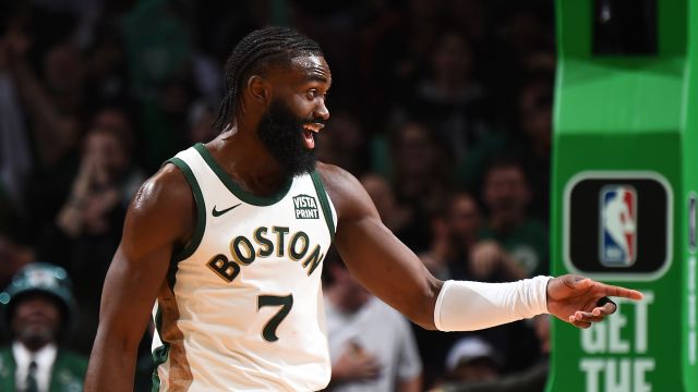 杰伦-布朗vs太阳集锦 独砍37分滑翔扣篮点燃全场