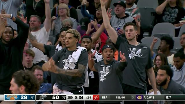 玩的就是刺激！文班亚马风骚胯运晃倒防守助攻布兰纳姆三分命中