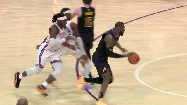 还得说是詹眉连线最管用 詹姆斯突分戴维斯双手暴扣一锤定音