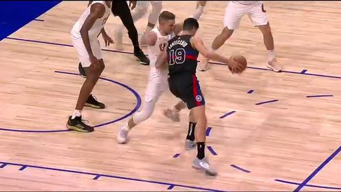 《NBA全场集锦》丰泰基奥埋头强突碾压防守 隐蔽传球喂饼怀斯曼轻松扣篮