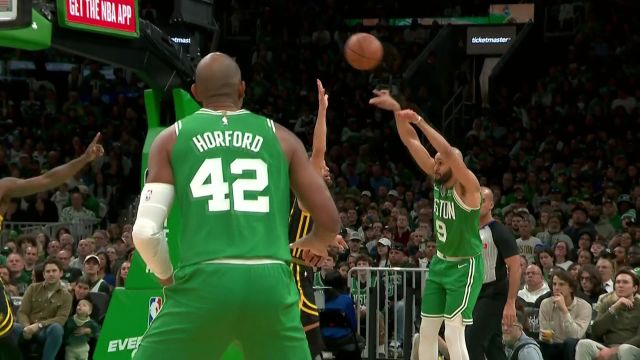 两边的球队核心对比鲜明 库里三分打铁塔图姆自带瞄准镜成功穿针