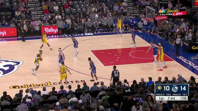 麦康奈尔吸引火力送出妙传 特纳心领神会空接暴扣势如破竹