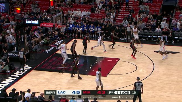 乔治撕裂防线送出助攻 哈登外线接球架炮三分打进