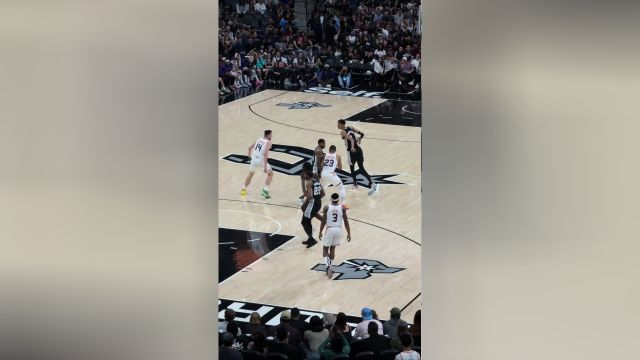 现场这个角度看得更清楚 文班亚马丝滑连招戏耍尤班克斯