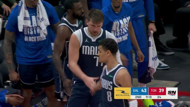 犯规也拦不住！东契奇持球单挑阿巴吉 晃飞防守命中神奇2+1