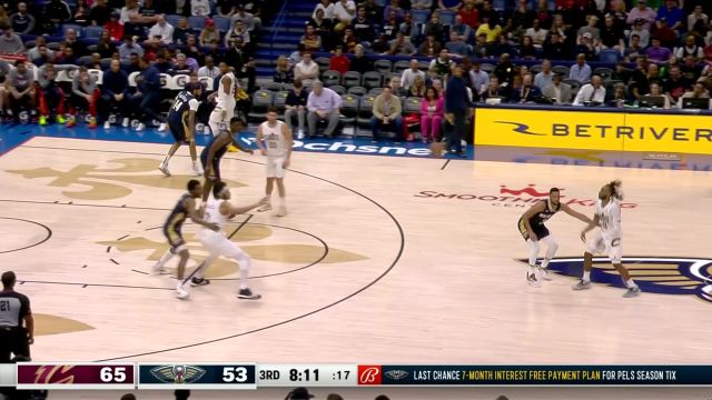 完全无法阻挡！艾伦顺步突破直杀篮下单手劈扣肆虐篮筐