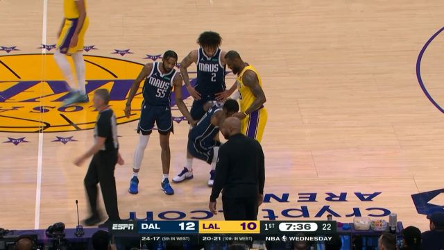 詹姆斯将欧文撞倒在地 BIG胖：老詹说你不疼吧，欧文说我疼，老詹说不你不许疼