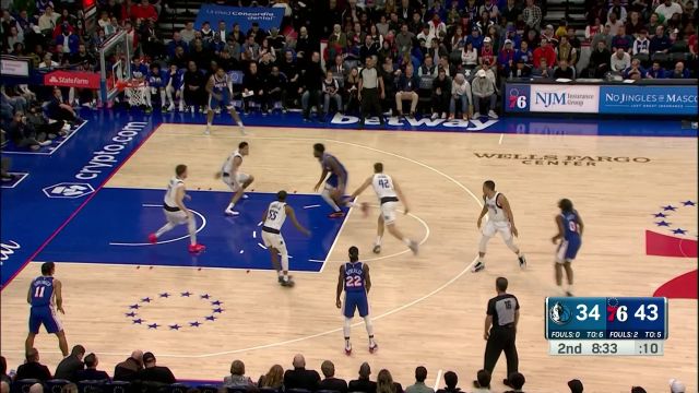 防守千疮百孔 马克西与班巴挡拆顺下完成暴力扣篮