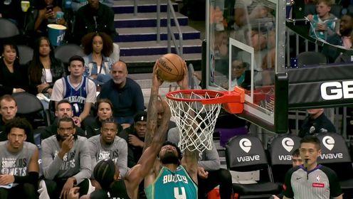 《NBA全场集锦》无心插柳柳成荫！布里奇斯跳高角度中距离理查兹一跃而起完成空接暴扣
