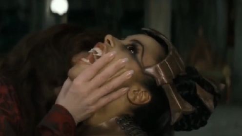吸血鬼：美女咬了口吸血鬼王的脖子，下秒直接全身发黑，变成雕像