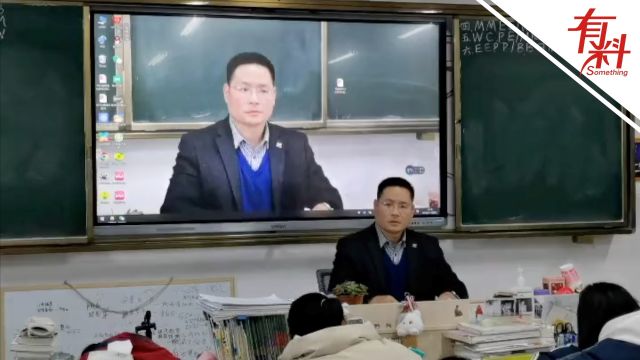 溢出屏幕的压迫感:班主任把个人视频做成班级投影壁纸