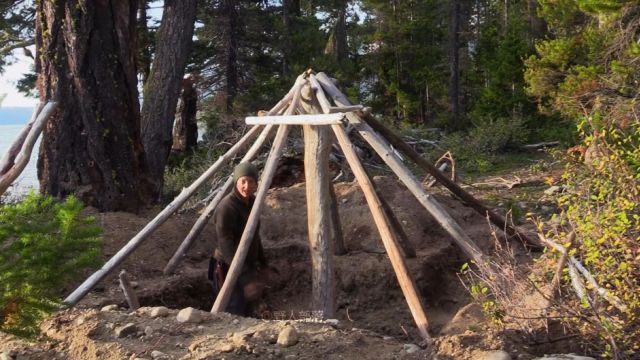 10人加拿大奇尔科湖荒野求生,大佬搭建半地穴式庇护所,钓湖鳟鱼