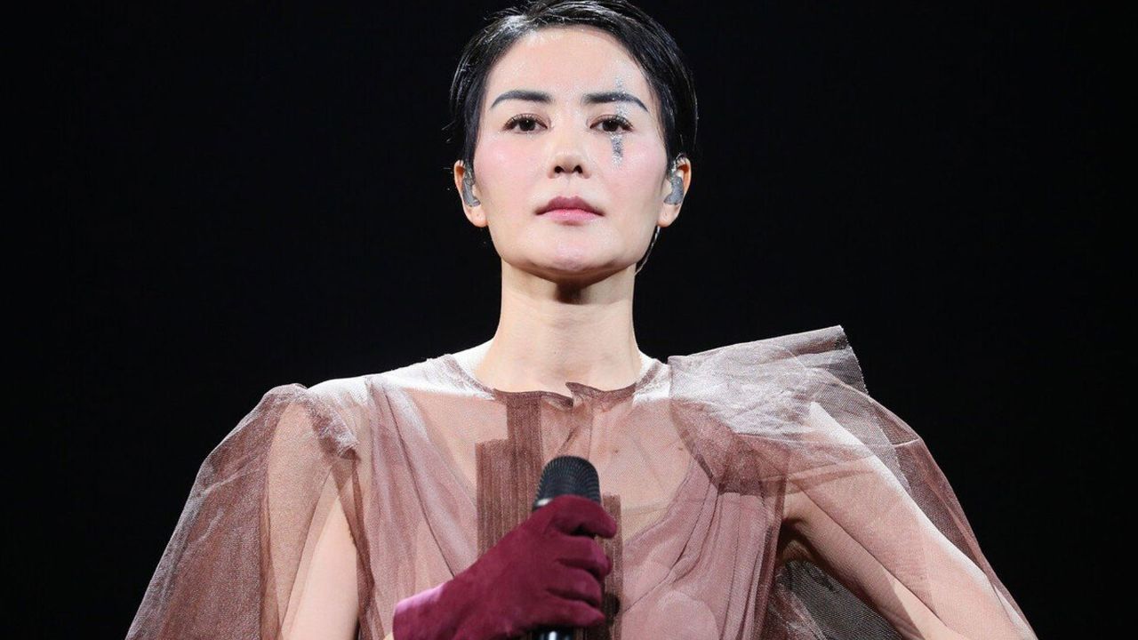 天后王菲也翻唱了《上海滩》,空灵的嗓音不输原唱叶丽仪