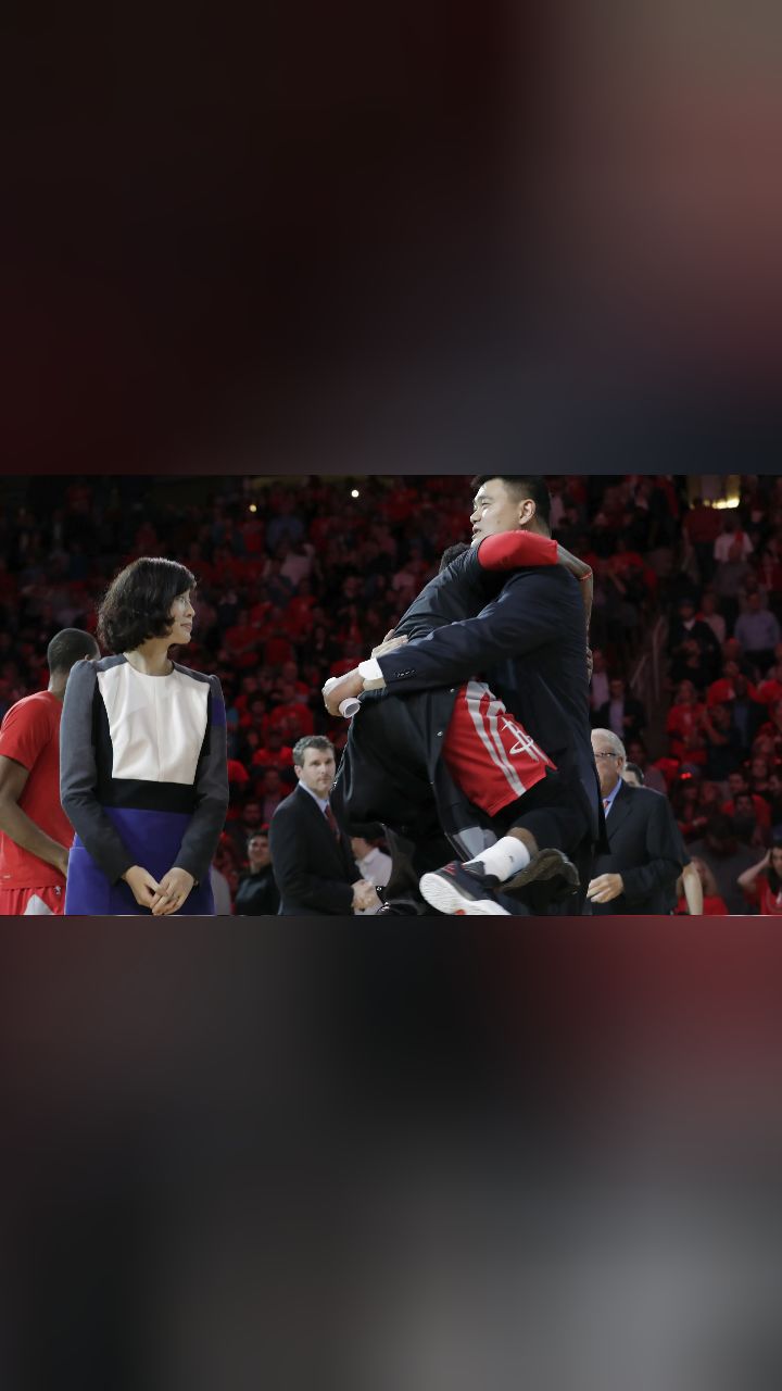 悠着点!姚明球衣退役夜哈登送熊抱 差点给大姚撞伤了