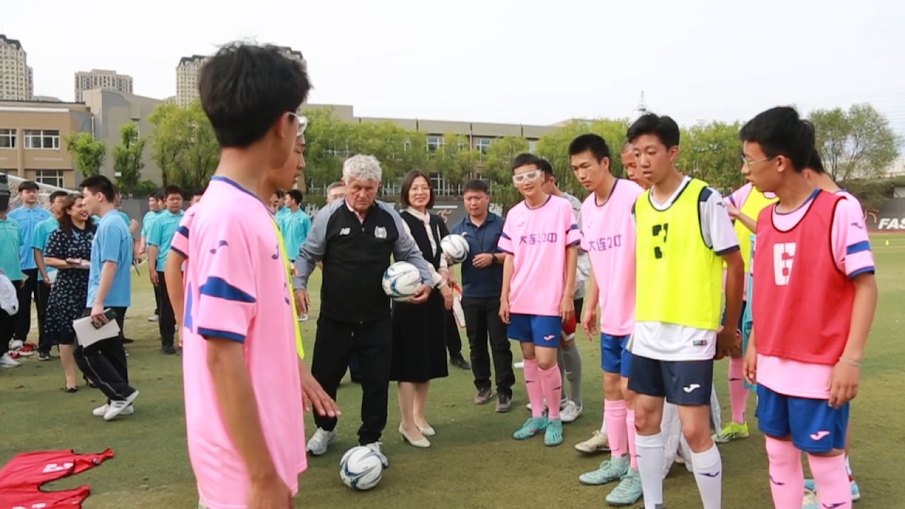 前国家队主教练米卢造访大连第二十三中学 与学生亲密互动