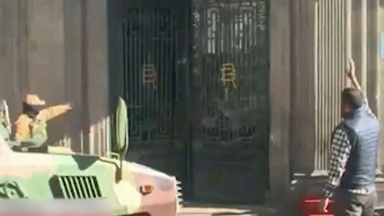 玻利维亚发生军事政变装甲车冲撞总统府大门 陆军司令被紧急更换_高清1080P在线观看平台_腾讯视频
