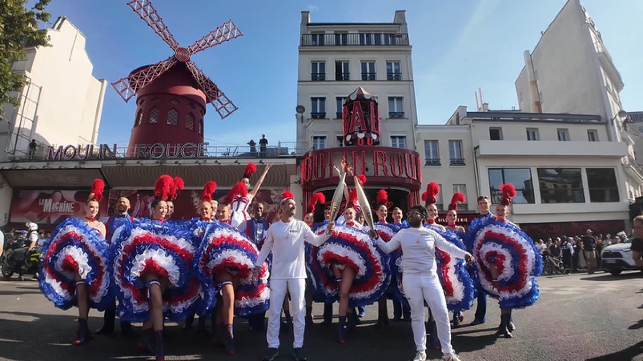 奥运火炬继续在巴黎传递 法国"康康舞"闪耀红磨坊