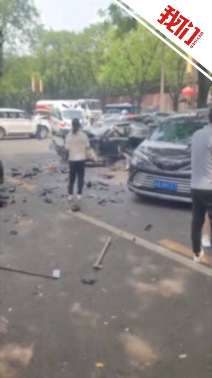 西安一男子驾车时突发疾病所驾车辆失控与5车相撞 事故致1死4伤