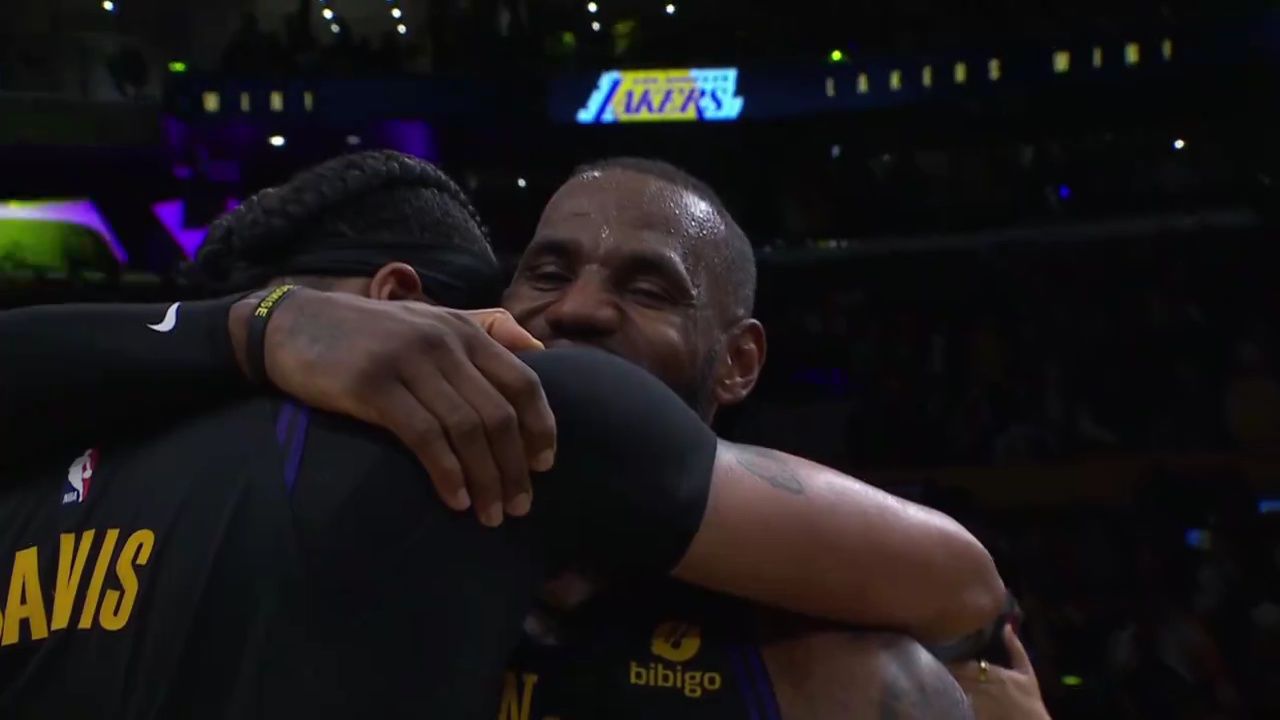 浓眉赛后抱着詹姆斯痛哭!詹姆斯暖心安慰