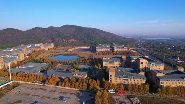 航拍:龙泉山下晴川学院发