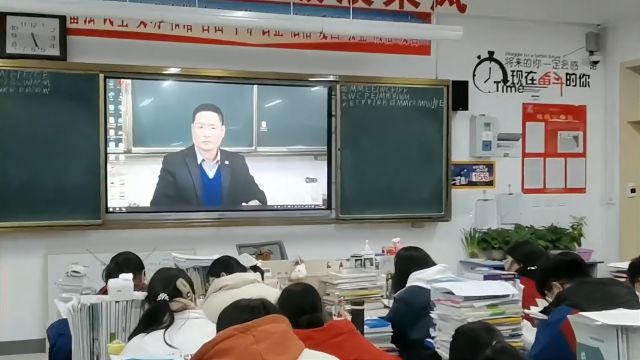 班主任将大屏壁纸设成自己动态照片,吓得学生奋笔疾书无人抬头