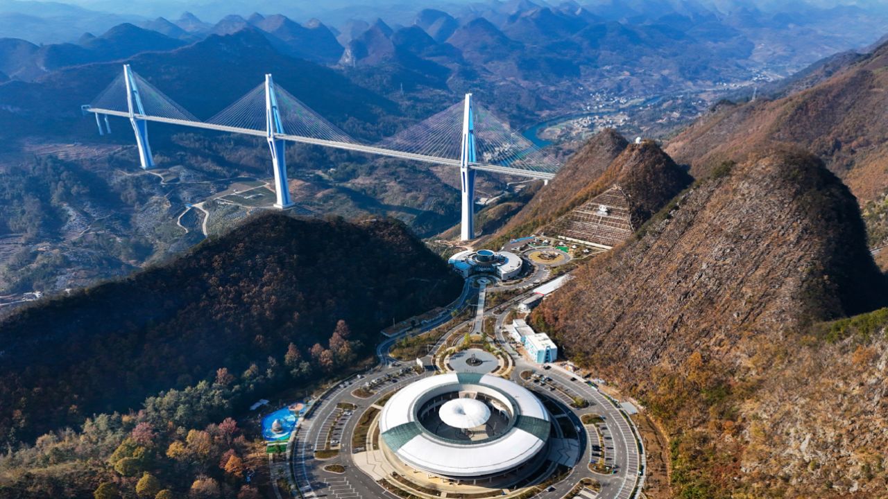 航拍贵州:科幻般服务区,欣赏天空之桥