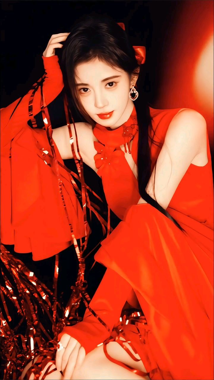 鞠婧祎一身鲜艳红色裙,颜值与气质直接拿捏,太绝了