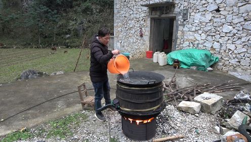 小伙用传统方法酿酒，150斤玉米发酵两个多月，看看能酿出多少酒