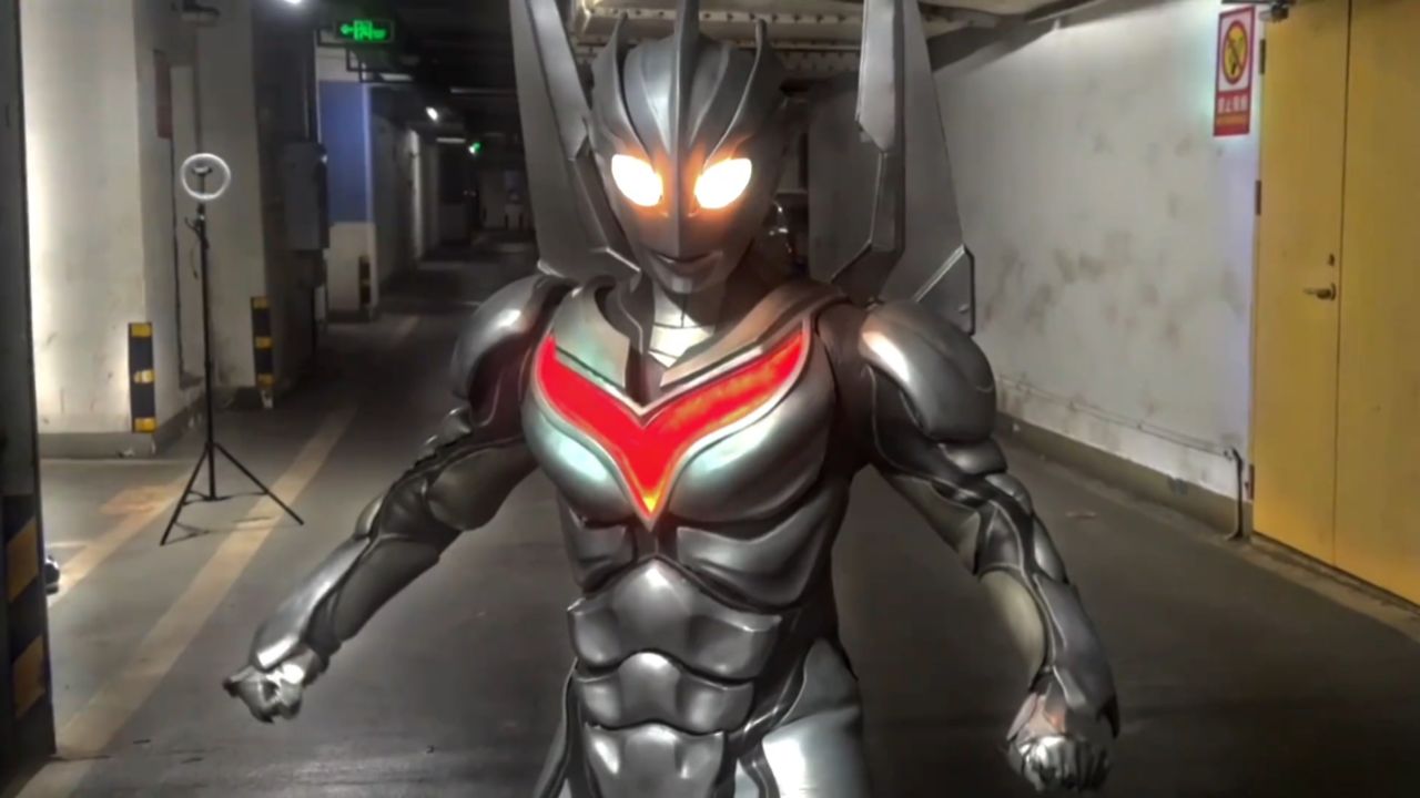 不装了,我就是诺亚奥特曼