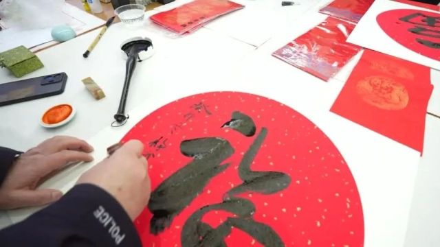 【文联动态】秦州公安文联走进“中国美丽乡村青鹃山” 开展迎新春写春联送祝福活动