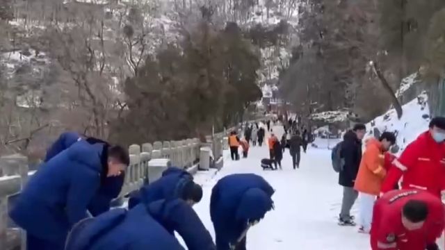 山东泰山景区因突降暴雪暂停开放,已购票游客可原渠道退票