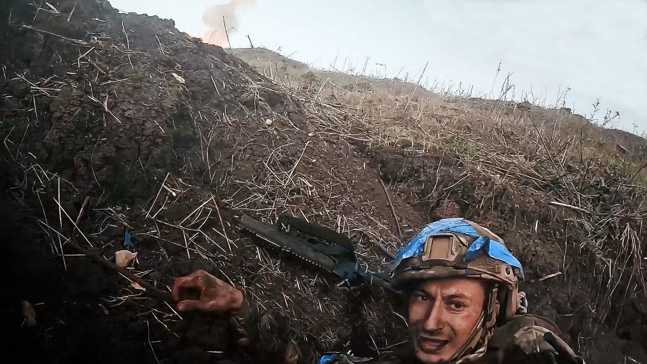 俄乌前线阵地争夺:乌步兵冲入俄阵地,结果被重炮打蒙,真惨烈!_高清1080P在线观看平台_腾讯视频