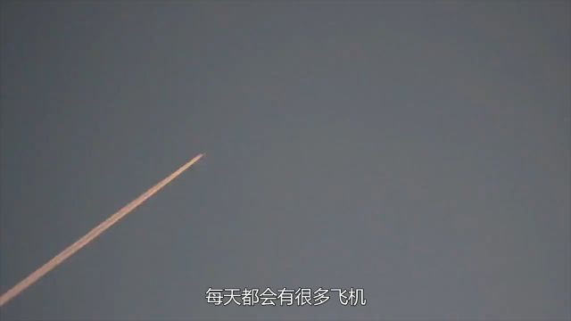 飞机滑过天空后,为什么会留下长长白线?看完长知识了百科脑洞