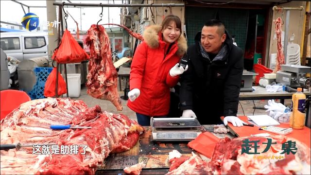 大的哥摊位经营新鲜牛肉,各个部位都有,根据顾客需求现场分割