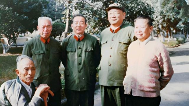 1982年,“万岁军”军长梁兴初,与广州军区领导的珍贵合影