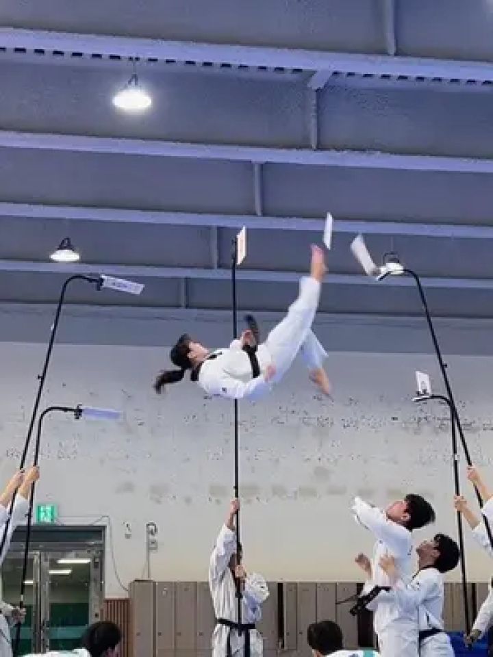 旋风三连踢 现实版旋风少女来了#旋风少女 #专业动作请勿模仿 #邮石