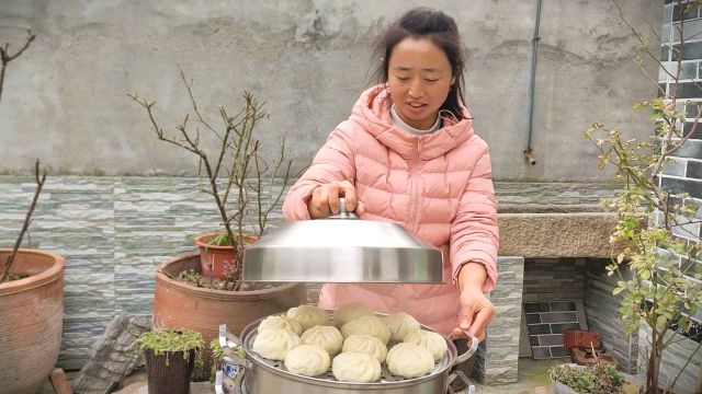 农村媳妇挖一些荠菜,蒸一锅荠菜鸡蛋馅菜包馍,鲜美可口真好吃