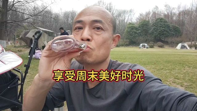 享受周末户外野餐的美好时光