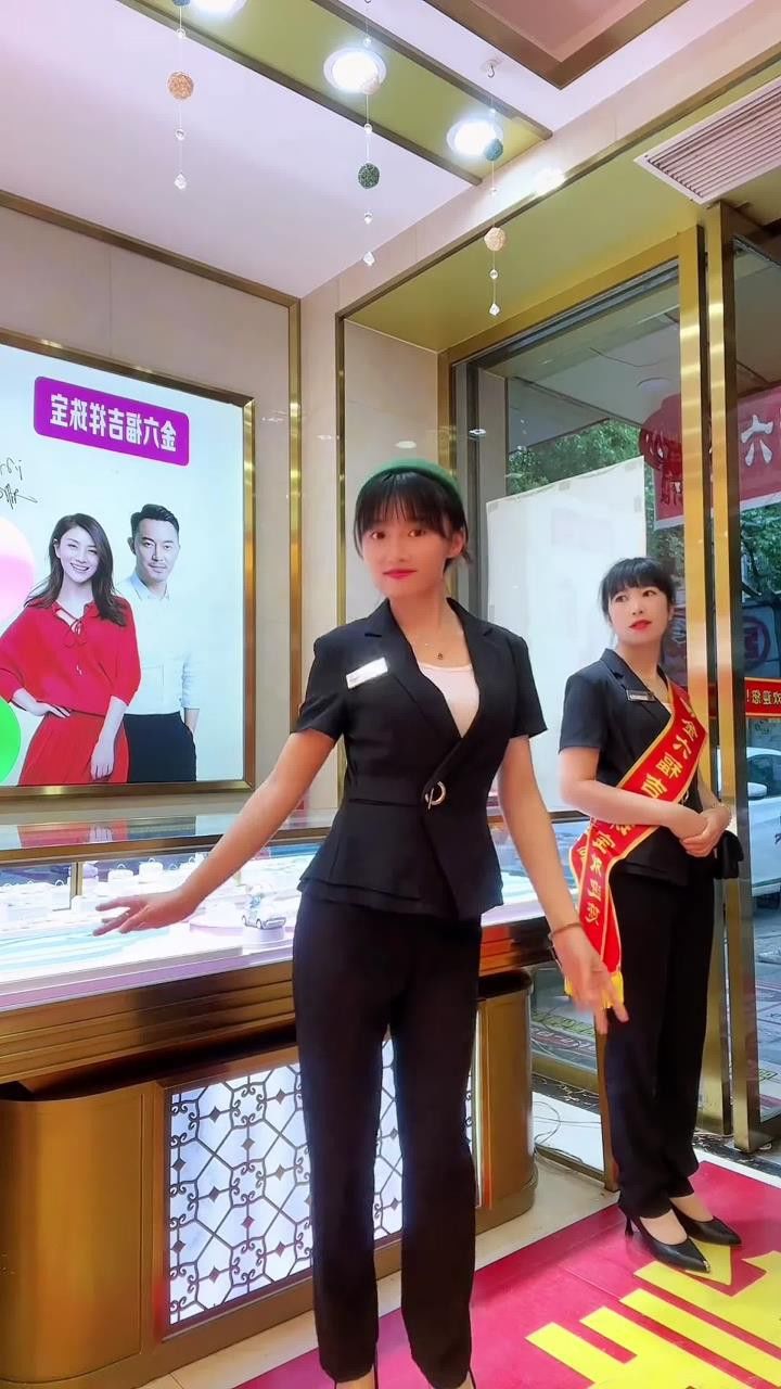是不是笑得特别美#上班娱乐两不误开心最重要#卖珠宝的小姐姐上线了