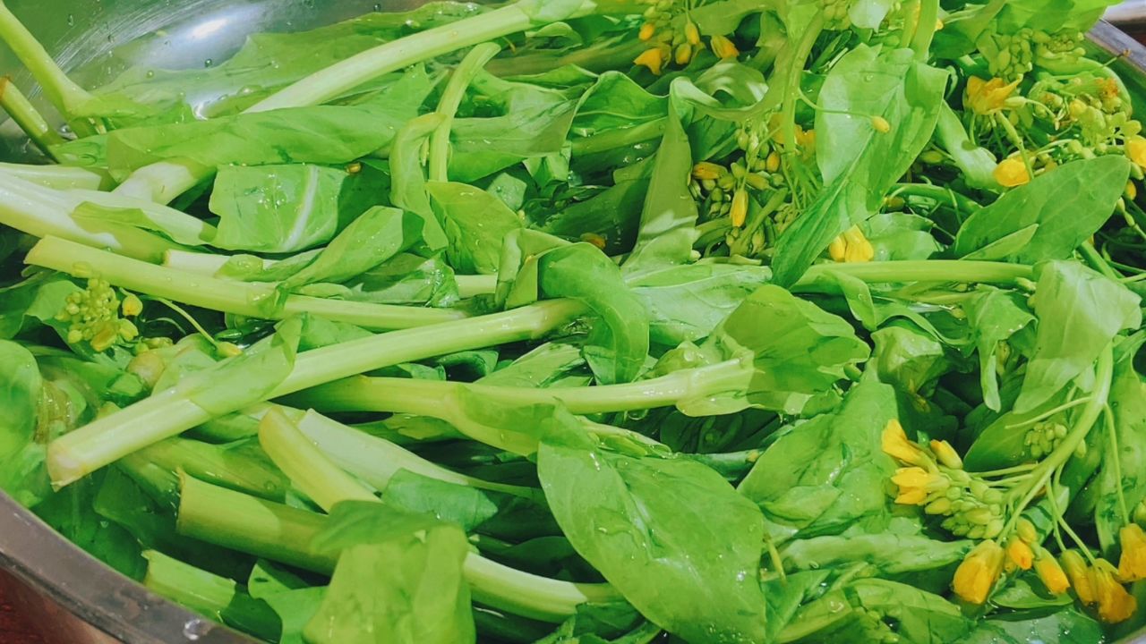 炒白菜苔,切记不要直接下锅炒,做多一步,菜苔翠绿爽口超好吃