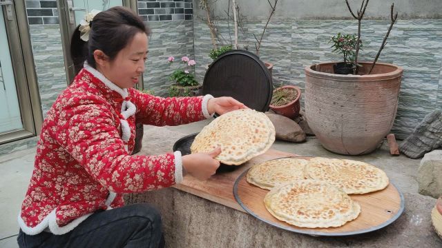 农村媳妇烙韭菜盒子,皮薄馅多,咬一口满嘴香,婆婆吃着很如意