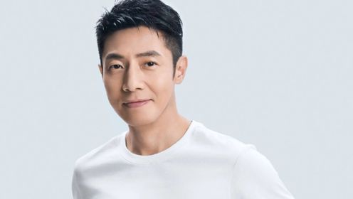 48岁撒贝宁录节目被偶遇,身穿白衬衫黑西裤儒雅帅气,一双大长腿太吸睛